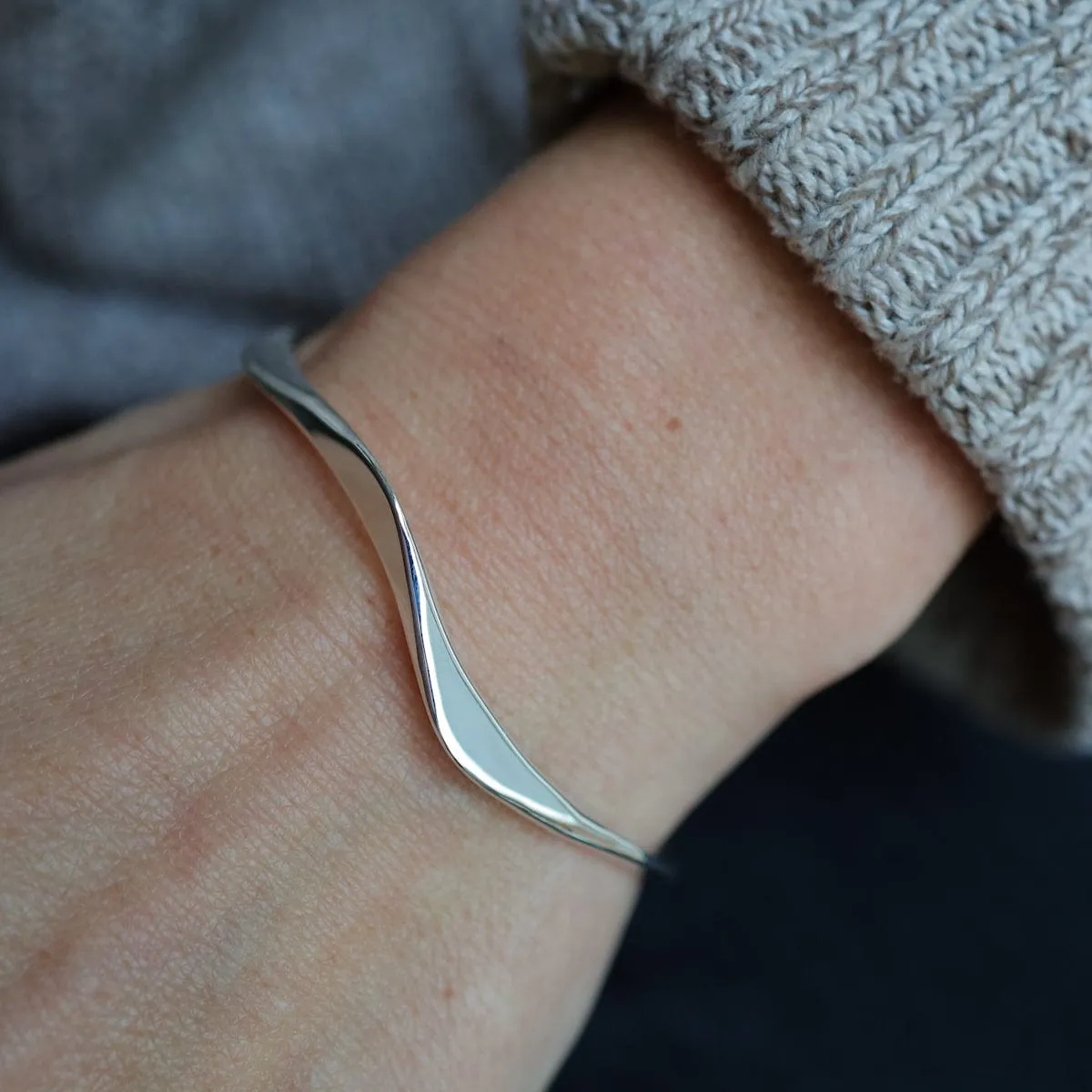 Curved Wave Cuff