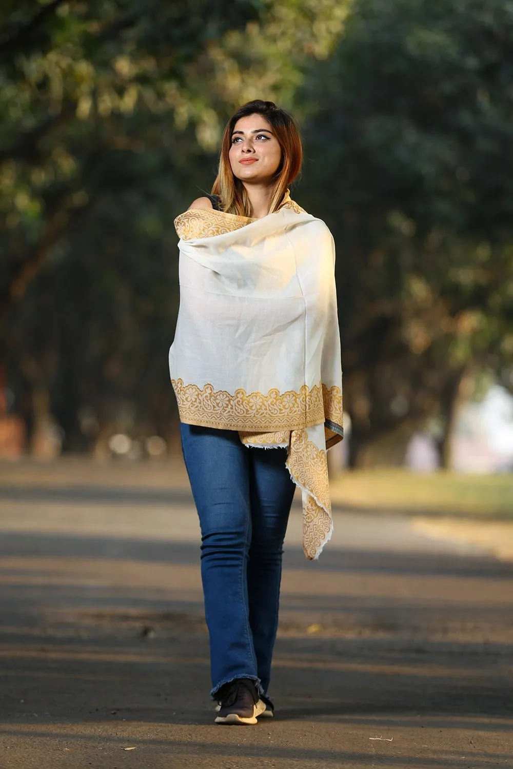 IVORY WHITE COLOUR KANI KASHMIRI STOLE DEFINES FEMINISM AND ENHANCES SOPHISTICATION