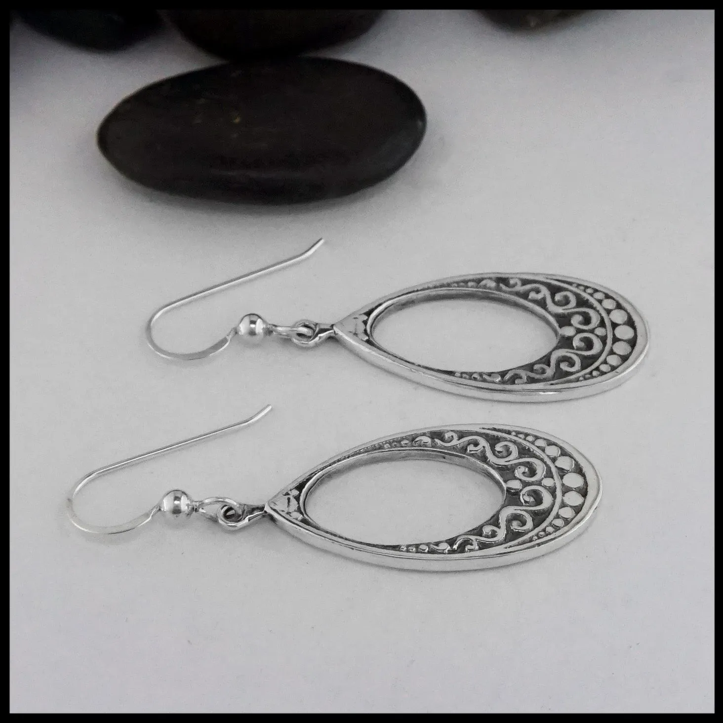 Moiraine's Ornate Teardrop Pendant and Earring Set